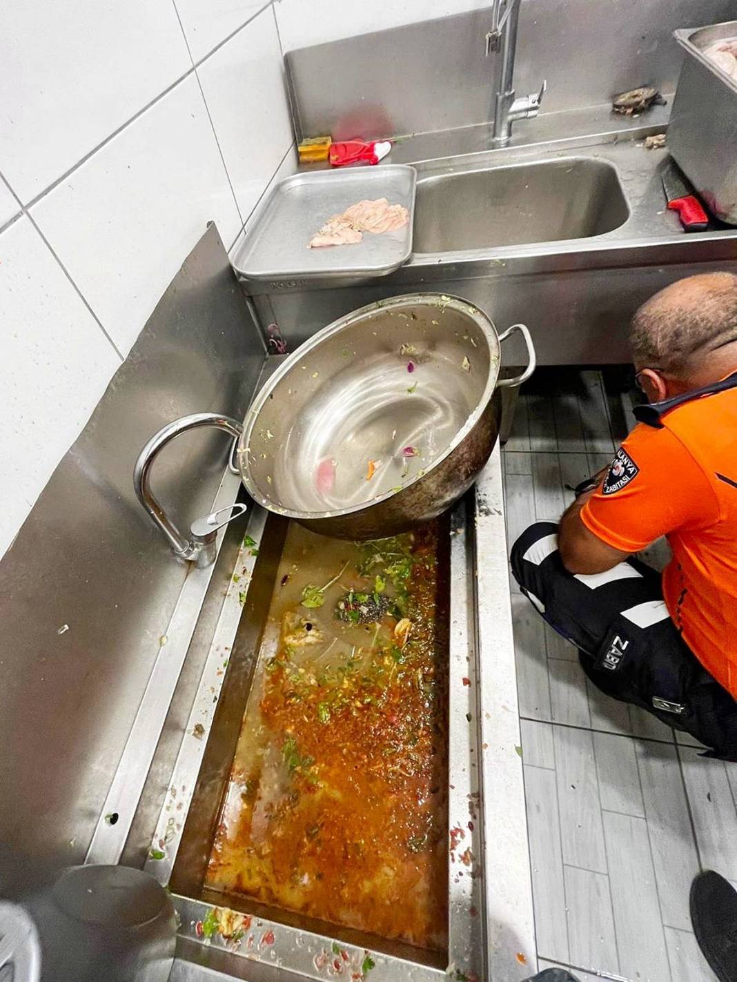 Cesarete bak: Ürünlerinde tarihi geçmiş bozuk et kullanmış! O restoran süresiz mühürlendi 10